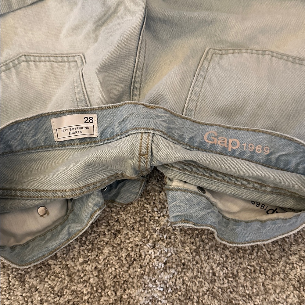 GAP Light Wash Denim Roll-Cuff Women's Shorts - Picture 3 of 3
